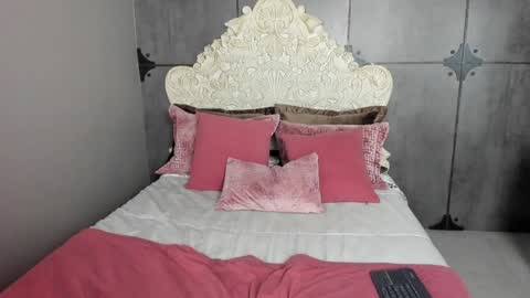 Snapshot of sarabennet_ chatting on 12.19.24 Sara online show from 12.19.24