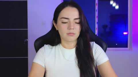 Snapshot of sarah_swtt chatting on 10.11.25 - next broadcast 28 nov 7 pm Col online show from 10.11.25