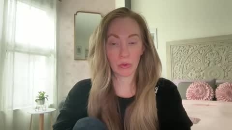 Snapshot of sarahgiroux86 chatting on 04.25.26 Sarah online show from 04.25.26