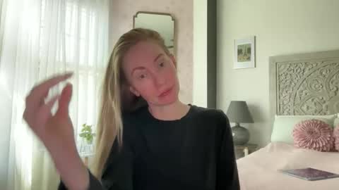 Snapshot of sarahgiroux86 chatting on 05.26.26 Sarah online show from 05.26.26