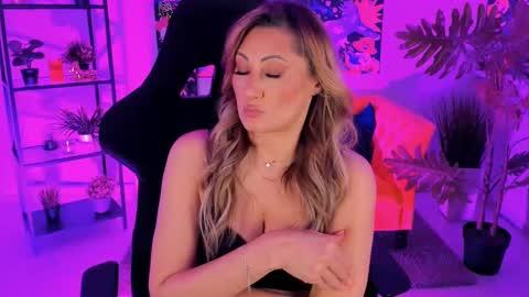 Snapshot of sarahholly chatting on 02.27.25 Divine Sarah NONUDE model online show from 02.27.25