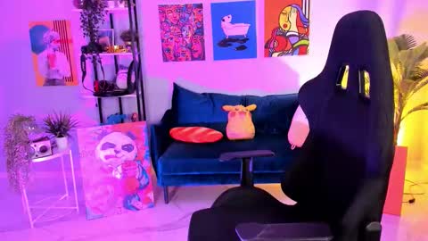 Snapshot of sarahholly chatting on 10.04.25 Divine Sarah NONUDE model online show from 10.04.25