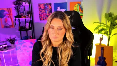 Snapshot of sarahholly chatting on 10.15.25 Divine Sarah NONUDE model online show from 10.15.25