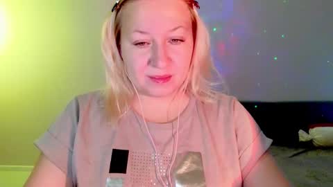 Snapshot of sarakatherin chatting on 10.17.25 Sara online show from 10.17.25