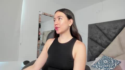 Snapshot of sarawagner_ chatting on 09.21.25 online show from 09.21.25