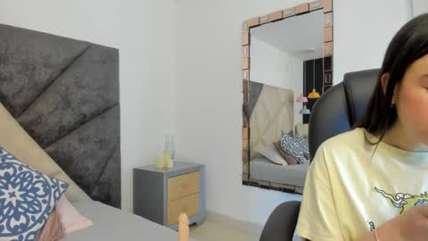 Snapshot of sarawagner_ chatting on 09.26.25 online show from 09.26.25