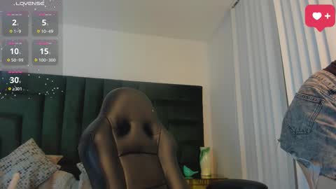 Snapshot of sarawagner_ chatting on 09.30.25 online show from 09.30.25