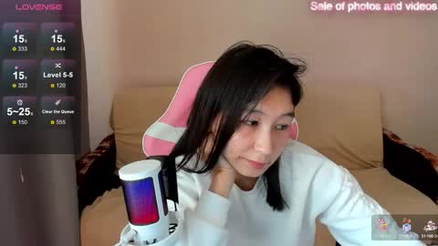 Snapshot of saraxray chatting on 09.19.25 Sara online show from 09.19.25