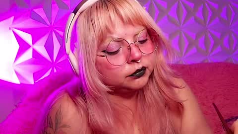 Snapshot of satyn_doll chatting on 05.05.26 Gina George online show from 05.05.26