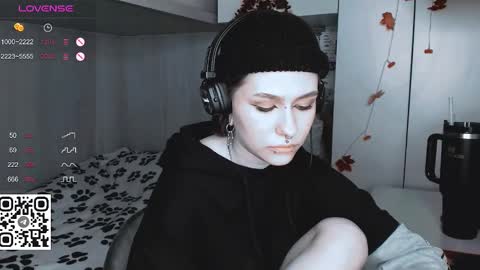 pronoun she. name Mary. age 21. online show from 03.08.25