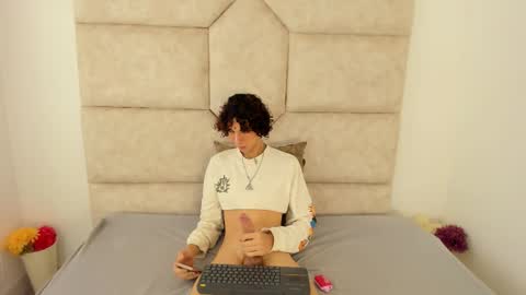 Snapshot of scaarlett_22 chatting on 10.08.25 scaarlett_22 online show from 10.08.25