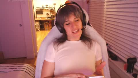 Snapshot of scarletbrainrot chatting on 12.08.24 scarlet3 online show from 12.08.24