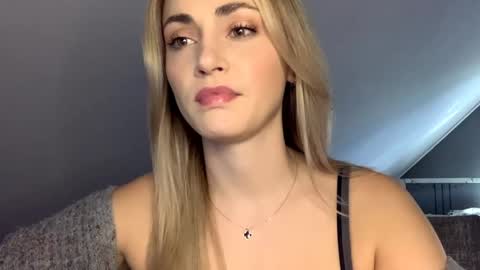 Snapshot of scarlettxblonde chatting on 04.21.26 ScarlettxBlonde online show from 04.21.26