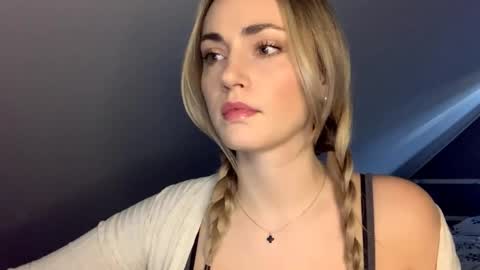 Snapshot of scarlettxblonde chatting on 04.24.26 ScarlettxBlonde online show from 04.24.26