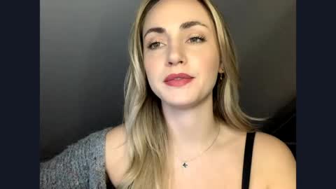 Snapshot of scarlettxblonde chatting on 05.15.26 ScarlettxBlonde online show from 05.15.26