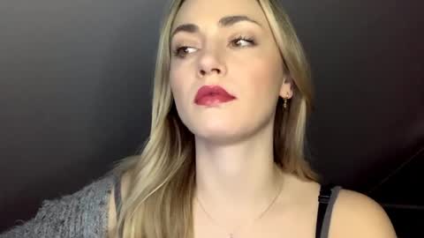 Snapshot of scarlettxblonde chatting on 05.18.26 ScarlettxBlonde online show from 05.18.26