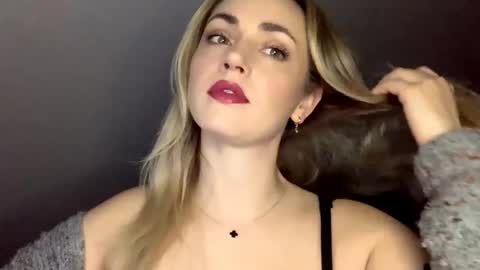 Snapshot of scarlettxblonde chatting on 05.19.26 ScarlettxBlonde online show from 05.19.26