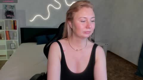 Snapshot of scent__of_woman chatting on 10.15.25 Samanta online show from 10.15.25