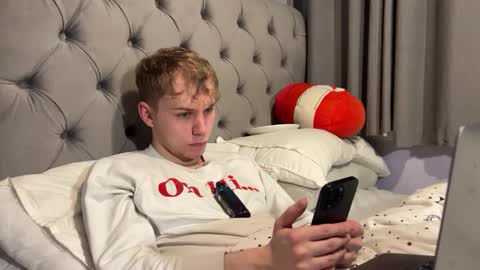 Snapshot of scottish_twink01 chatting on 12.21.24 danny online show from 12.21.24