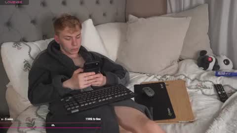 Snapshot of scottish_twink01 chatting on 06.12.26 danny online show from 06.12.26