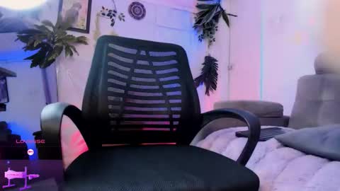     .  INDEPENDENT MODEL online show from 02.01.26