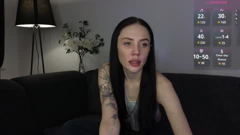 Snapshot of seduced_by_sara chatting on 01.05.25 Sara online show from 01.05.25