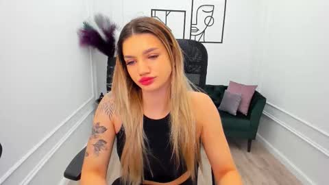 Snapshot of selenaemoore chatting on 10.03.25 selenaemoore online show from 10.03.25