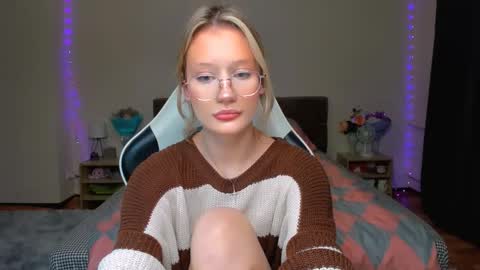 Snapshot of selfharm777 chatting on 10.08.25 Simon and Alice online show from 10.08.25