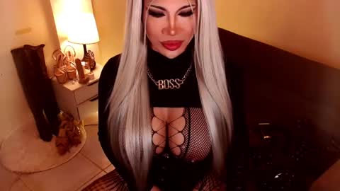 Snapshot of sensational_diva chatting on 12.31.24 unstappable queen kate online show from 12.31.24