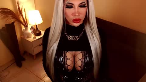 Snapshot of sensational_diva chatting on 02.10.25 unstappable queen kate online show from 02.10.25