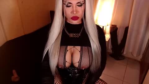 Snapshot of sensational_diva chatting on 01.09.26 unstappable queen kate online show from 01.09.26