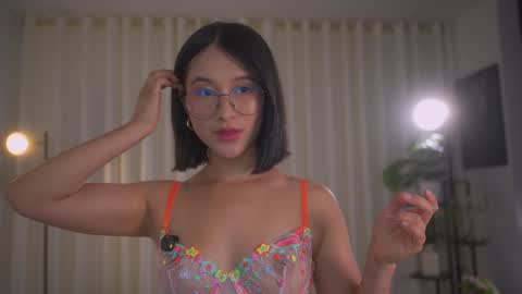 Snapshot of sensualcherry_ chatting on 01.09.25 Maria- OF sensual bee online show from 01.09.25