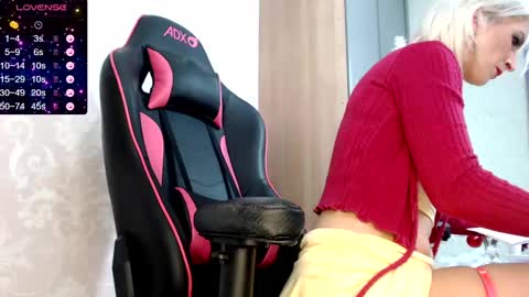 Snapshot of serenexxmilf chatting on 12.20.24 serenexx your MILF online show from 12.20.24