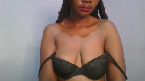 Snapshot of sexie_love chatting on 10.19.25 Nancy online show from 10.19.25