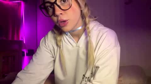 Snapshot of sexsummerr chatting on 05.18.26 HI Privates are OPEN online show from 05.18.26