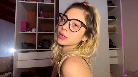 Snapshot of sexsummerr chatting on 06.03.26 HI Privates are OPEN online show from 06.03.26