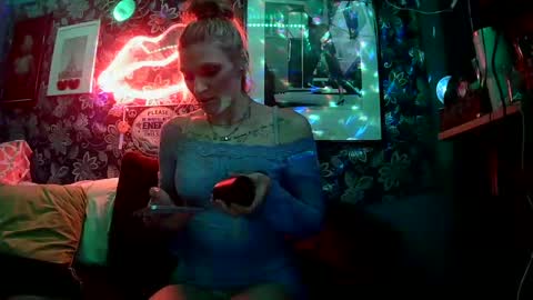 Snapshot of sexxileeah42o chatting on 10.28.25 Leeah CloudZzz online show from 10.28.25