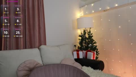 Snapshot of sexy_blonde_doll chatting on 12.22.24 Lina online show from 12.22.24