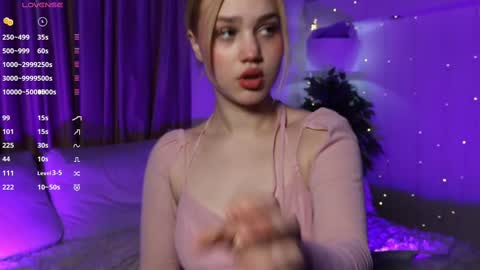 Snapshot of sexy_blonde_doll chatting on 03.01.25 Lina online show from 03.01.25