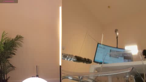 Snapshot of sexy_blonde_doll chatting on 09.30.25 Lina online show from 09.30.25