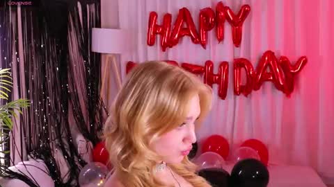 Snapshot of sexy_blonde_doll chatting on 10.13.25 Lina online show from 10.13.25