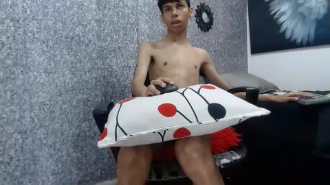 Snapshot of sexy_boysx18 chatting on 10.21.25 Sicaru online show from 10.21.25