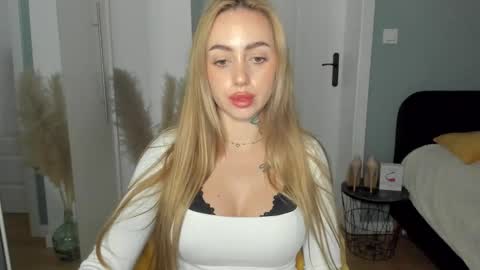 Snapshot of sexy_coralie chatting on 05.13.26 C o r a l i e online show from 05.13.26