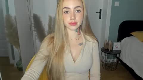 Snapshot of sexy_coralie chatting on 05.14.26 C o r a l i e online show from 05.14.26