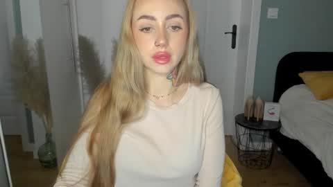 Snapshot of sexy_coralie chatting on 05.18.26 C o r a l i e online show from 05.18.26