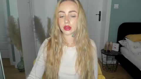 Snapshot of sexy_coralie chatting on 05.31.26 C o r a l i e online show from 05.31.26
