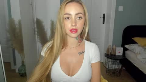 Snapshot of sexy_coralie chatting on 06.06.26 C o r a l i e online show from 06.06.26