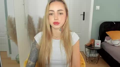 Snapshot of sexy_coralie chatting on 06.25.26 C o r a l i e online show from 06.25.26