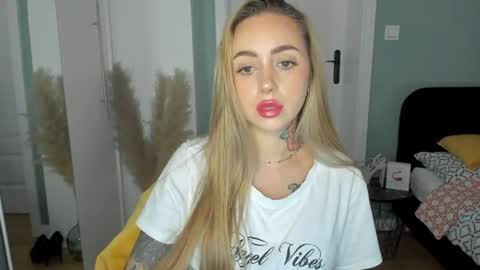 Snapshot of sexy_coralie chatting on 07.14.26 C o r a l i e online show from 07.14.26