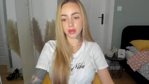 Snapshot of sexy_coralie chatting on 07.16.26 C o r a l i e online show from 07.16.26